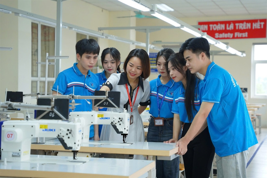 Sinh viên Trường Đại học Công nghiệp và Thương mại Hà Nội trong giờ thực hành.