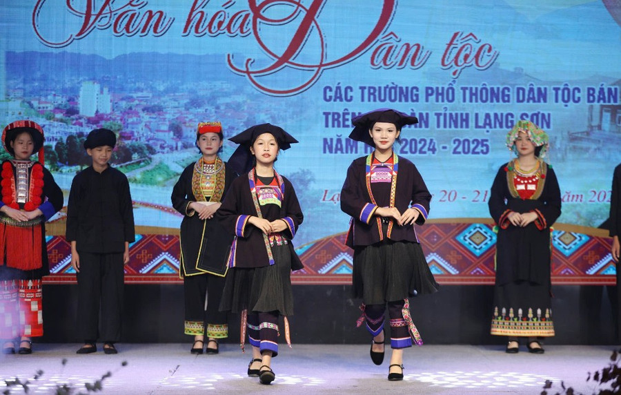 Học sinh Lạng Sơn tham gia Ngày hội văn hoá dân tộc các trường phổ thông dân tộc bán trú trên địa bàn tỉnh Lạng Sơn năm học 2024-2025.