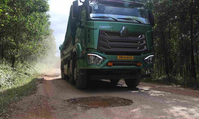 Ổ voi dày đặc, bụi phủ kín Tỉnh lộ 9, khiến người dân ở Huế khốn khổ