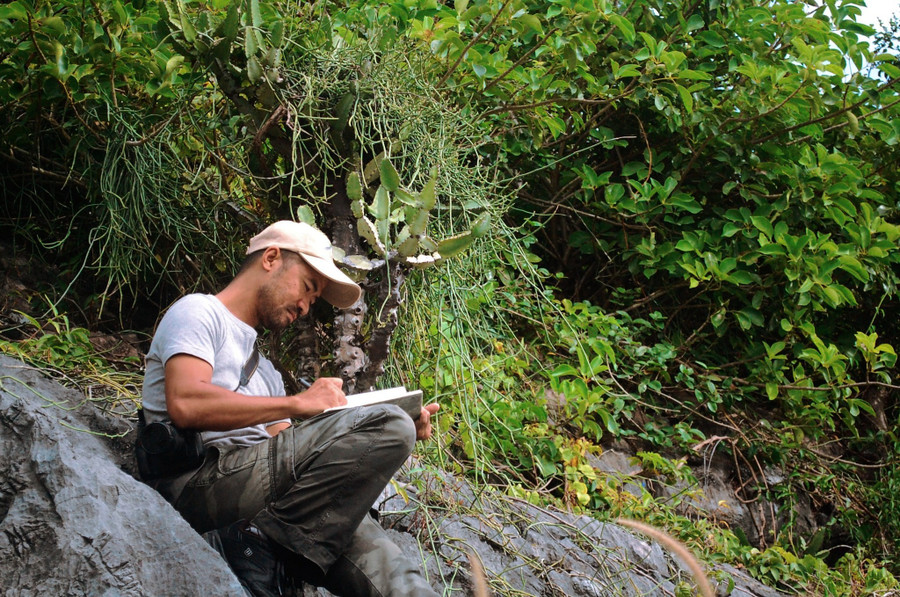 Họa sĩ Đào Văn Hoàng trong một chuyến đi thực địa trong rừng.