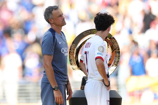 Huấn luyện viên Enrique xô xát với tiền đạo Chelsea