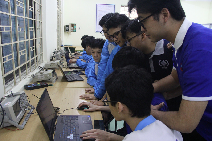 Sinh viên Trường Đại học Giao thông Vận tải (Hà Nội). Ảnh: NTCC go-diem-nghen-mo-hinh-dai-hoc-hai-cap-3.jpg