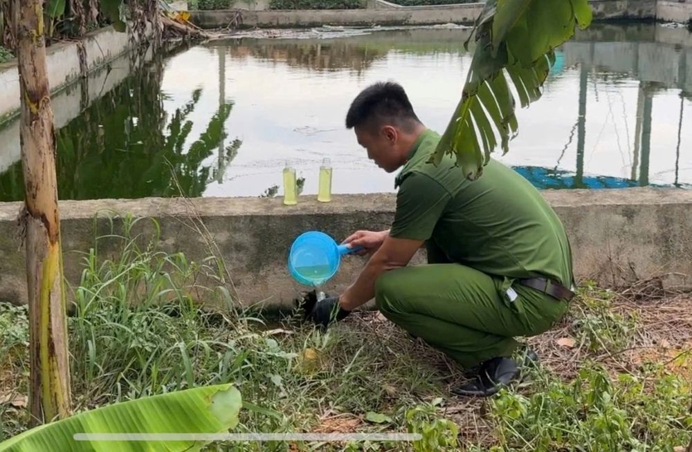 Lực lượng chức năng kiểm tra, lấy mẫu nước làm rõ phản ánh của người dân về việc ô nhiễm. Ảnh: Hoàng Duyên