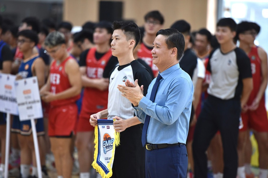 Nhà báo Nguyễn Tiến Bình trao cờ lưu niệm cho đại diện tổ trọng tài. Nhà báo Nguyễn Tiến Bình trao cờ lưu niệm cho đại diện tổ trọng tài.