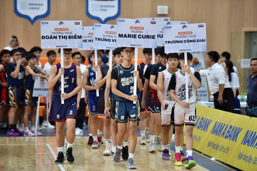 Đại diện U18 nam diễu hành tại lễ khai mạc. Đại diện U18 nam diễu hành tại lễ khai mạc.