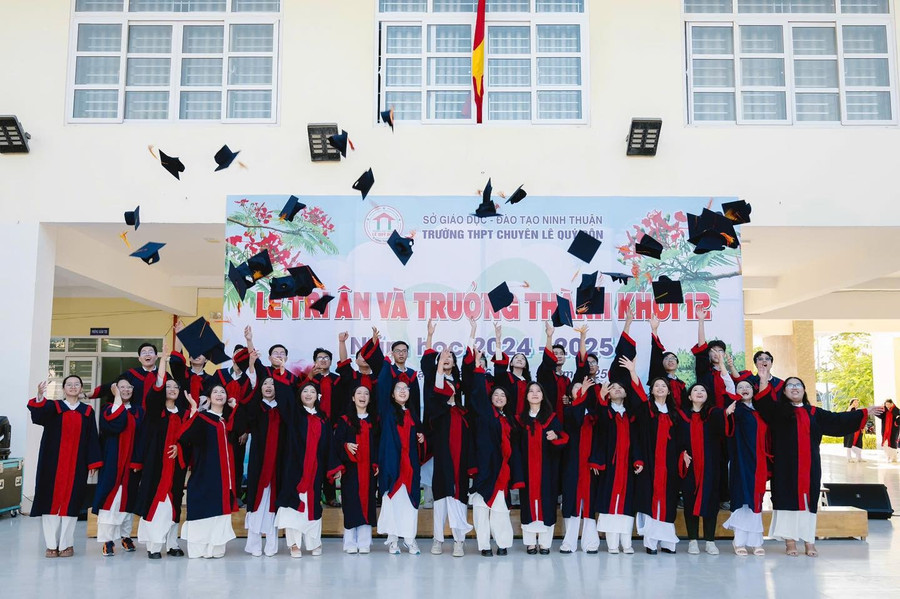 Học sinh Trường THPT Chuyên Lê Quý Đôn (Ninh Thuận) trong Lễ tri ân và trưởng thành năm học 2024-2025.