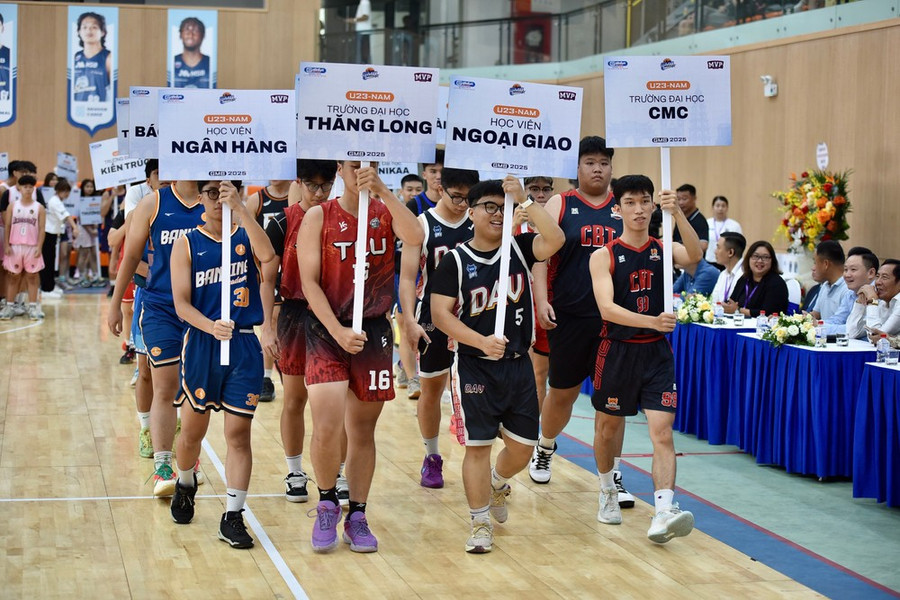 Đại diện một số đội bóng rổ diễu hành trong lễ khai mạc. Đại diện một số đội bóng rổ diễu hành trong lễ khai mạc.