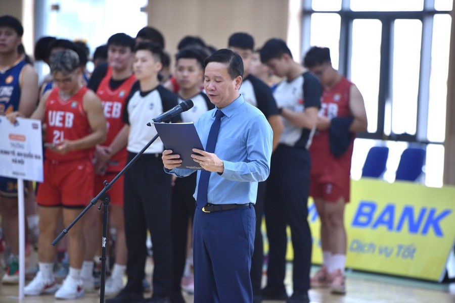 Nhà báo Nguyễn Tiến Bình - Phó Chủ tịch Hiệp hội Các trường đại học, cao đẳng Việt Nam, Tổng Biên tập Tạp chí điện tử Giáo dục Việt Nam, Trưởng Ban Tổ chức giải đấu phát biểu. Nhà báo Nguyễn Tiến Bình - Phó Chủ tịch Hiệp hội Các trường đại học, cao đẳng Việt Nam, Tổng Biên tập Tạp chí điện tử Giáo dục Việt Nam, Trưởng Ban Tổ chức giải đấu phát biểu.