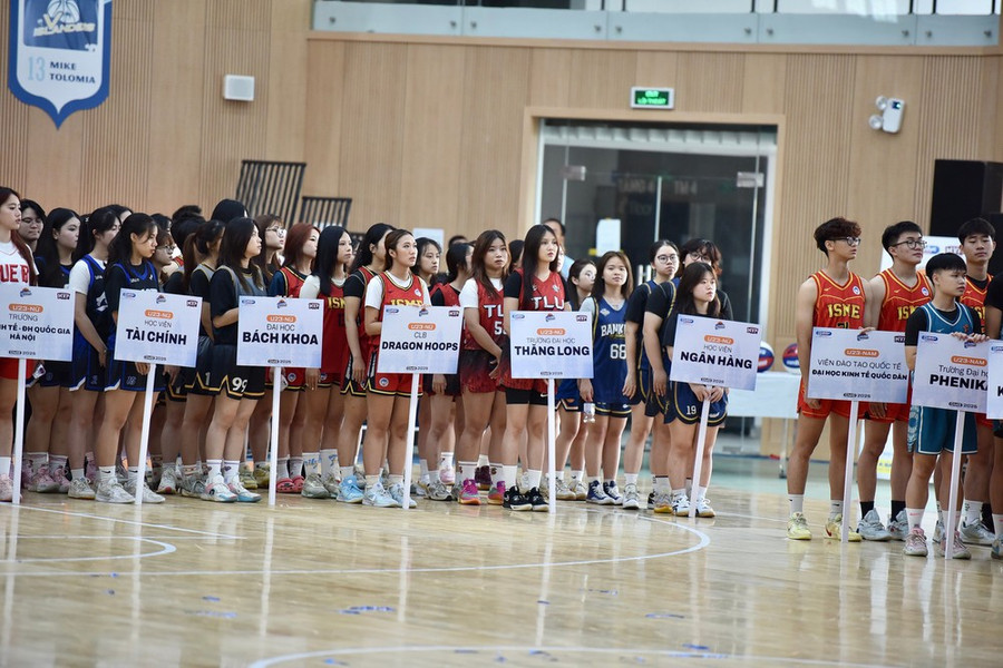 Đại diện một số đội bóng tại lễ khai mạc. Đại diện một số đội bóng tại lễ khai mạc.