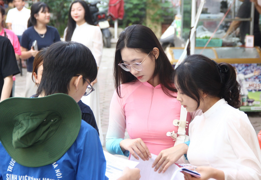 Nhiều thí sinh lựa chọn trang phục áo dài truyền thống để thi năng khiếu vào Trường Đại học Sư phạm Hà Nội năm 2025.