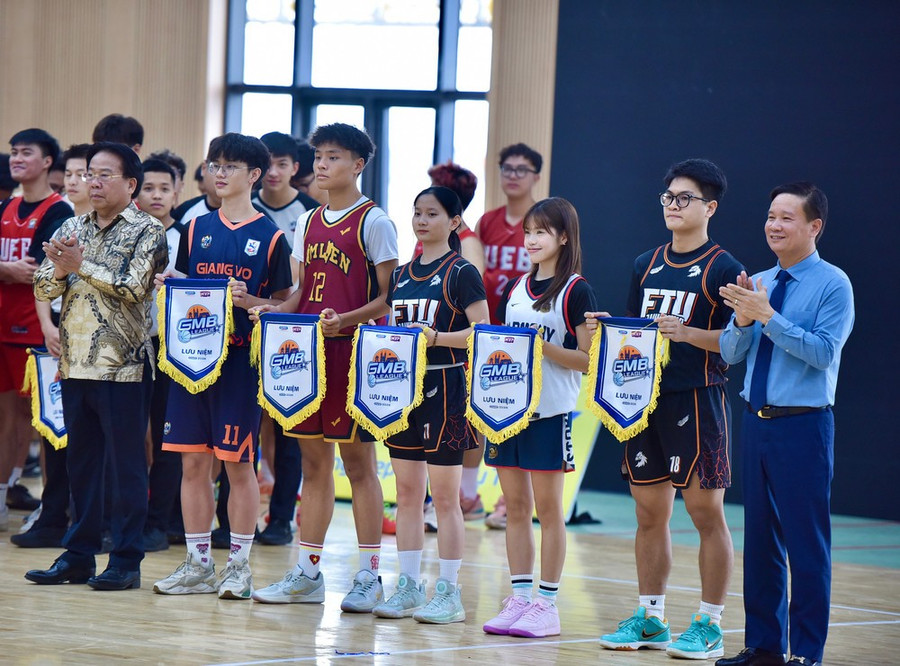 Ông Nghiêm Vũ Khải và Nhà báo Nguyễn Tiến Bình trao cờ lưu niệm cho đại diện các đội bóng. Ông Nghiêm Vũ Khải và Nhà báo Nguyễn Tiến Bình trao cờ lưu niệm cho đại diện các đội bóng.