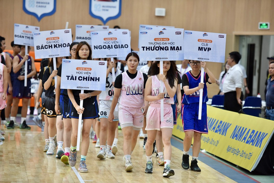 Đại diện U23 nữ diễu hành tại lễ khai mạc. Đại diện U23 nữ diễu hành tại lễ khai mạc.