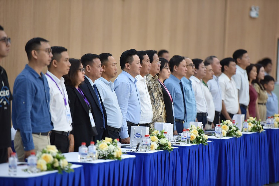 Các khách mời tham dự buổi lễ thực hiện chào cờ. Các khách mời tham dự buổi lễ thực hiện chào cờ.