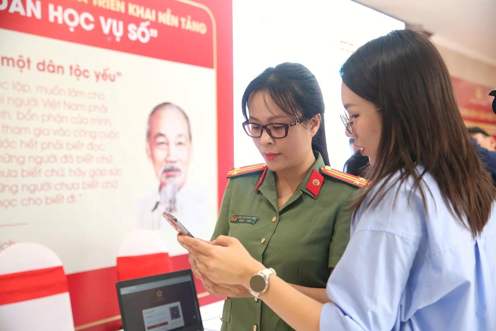 Cán bộ, chiến sĩ Công an thành phố tìm hiểu về kỹ năng số. Ảnh: CATP