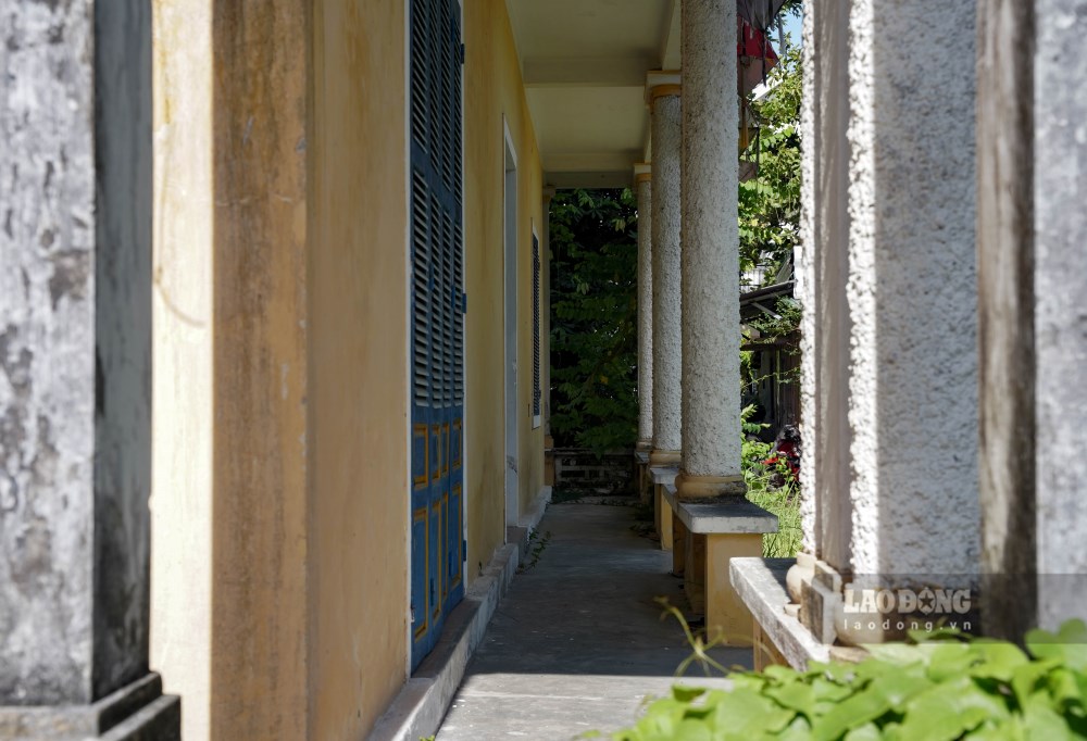 Ghi nhận của PV Báo Lao Động, hiện nay, toàn bộ cửa dẫn vào bên trong ngôi biệt thự 2 tầng đã bị khóa và buộc sợi thép gia cố chặt để tránh người ngoài xâm nhập vào trong.