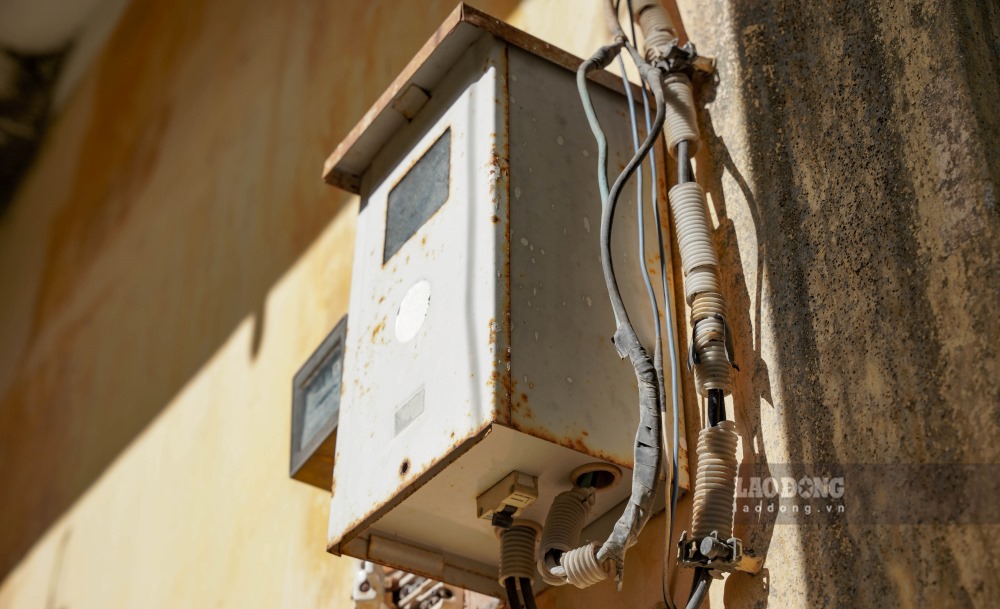 Tủ điện của căn nhà bị hư hỏng nặng.