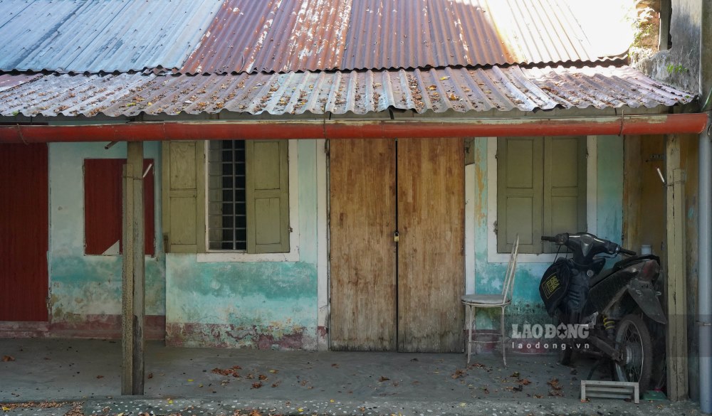 Được biết, năm 1955, Đoan Huy Hoàng Thái hậu Từ Cung đã dùng tiền riêng mua lại ngôi nhà cổ này làm nơi sinh hoạt. Trước lúc qua đời, bà để lại di nguyện trao lại toàn bộ khu nhà cho chính quyền. Có một thời gian, Trung tâm Bảo tồn Di tích Cố đô Huế đã tiếp quản nơi đây, tổ chức trưng bày một số hiện vật gắn với cuộc đời bà Từ Cung. Nhưng sau khi các hiện vật được chuyển về Cung An Định, ngôi nhà rơi vào tình trạng bị “bỏ quên”.