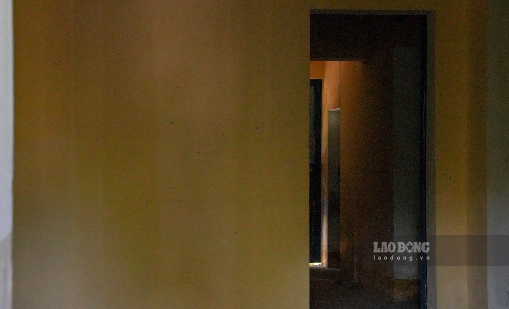 Nhìn từ khe cửa, bên trong căn nhà trống rỗng, không được trưng bày và cất giữ hiện vật.