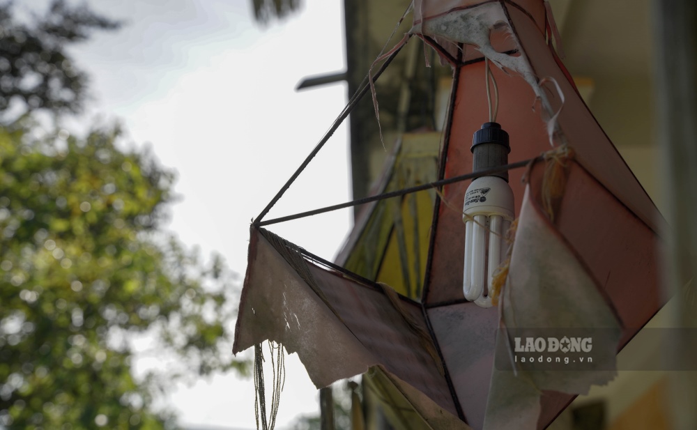 Ngôi nhà ít được biết đến và không nhiều người lui tới; cùng với sự hoang hóa sau nhiều năm không được chăm sóc, dọn dẹp, khu biệt thự trở nên lạnh lẽo mặc dù các phần tường có màu sơn còn mới, sạch sẽ, cổ kính.