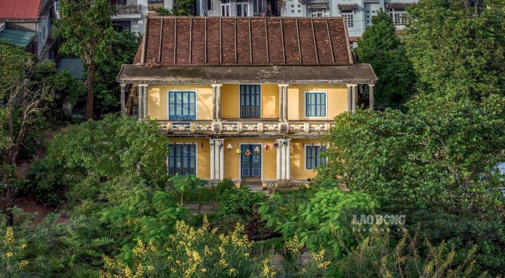 Tọa lạc tại số 145 Phan Đình Phùng (phường Thuận Hóa, TP Huế), khu nhà lưu niệm Đoan Huy Hoàng Thái hậu Từ Cung - mẹ vua Bảo Đại, vị vua cuối cùng của triều Nguyễn, đang rơi vào tình trạng hoang phế.