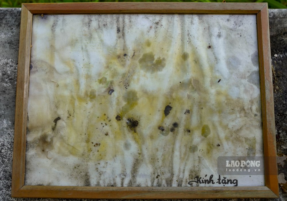 Ở hành lang, một tác phẩm nghệ thuật từng được trưng bày nay cũng bạc màu.