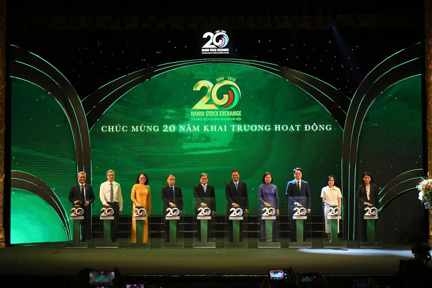 Các đại biểu thực hiện nghi thức chúc mừng 20 năm khai trương hoạt động của HNX.