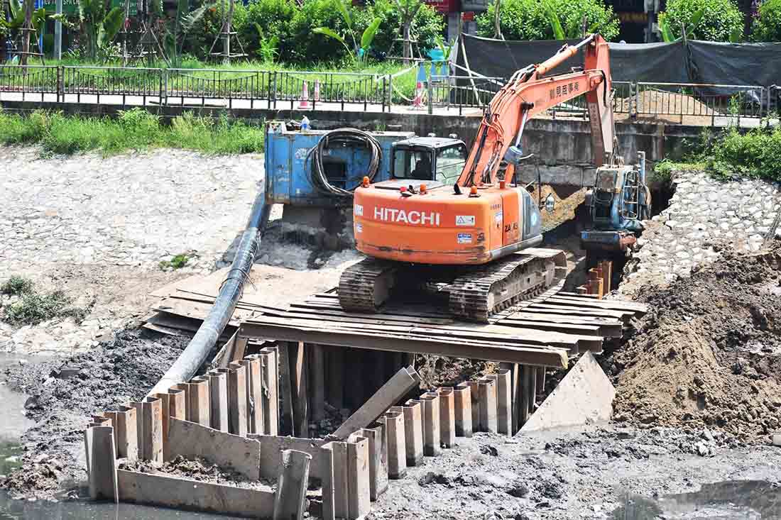 Máy móc, trang thiết bị hiện đại đang được huy động tối đa để phục vụ thi công, đảm bảo tiến độ và chất lượng công trình. Ảnh: Sóng Hữu