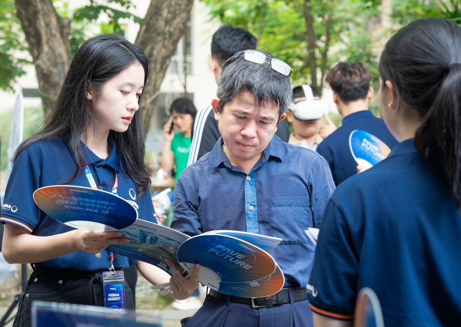 Phụ huynh tham dự Ngày hội lựa chọn nguyện vọng xét tuyển 2025 tại Đại học Bách khoa Hà Nội - ngày 19/7. pka09713.jpg