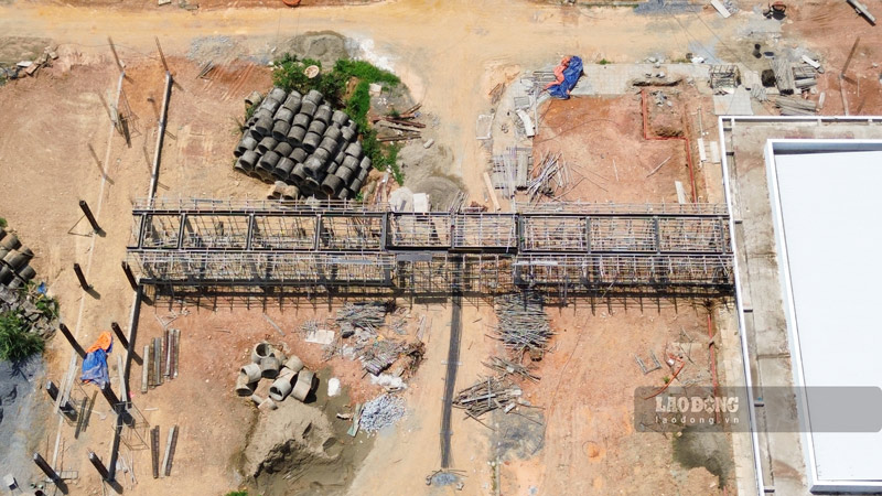 Hiện nay máy móc đang thi công mặt bằng phía trước bệnh viện, các hạng mục hàng lang cũng trong quá trình thi công. Ảnh: Đinh Đại