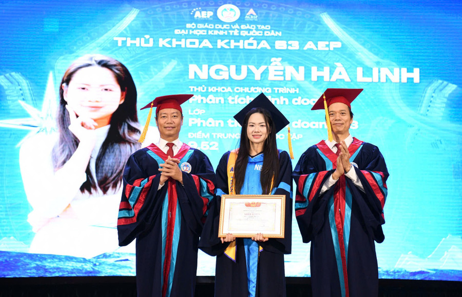 Hà Linh được trao giấy khen cho thủ khoa xuất sắc.