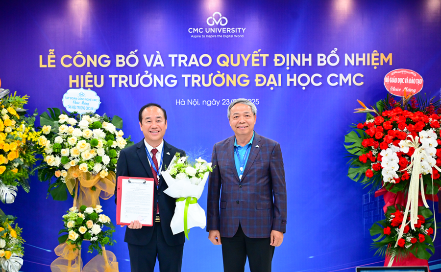Ông Nguyễn Trung Chính - Chủ tịch Tập đoàn CMC trao quyết định bổ nhiệm cho PGS.TS Nguyễn Thanh Tùng.