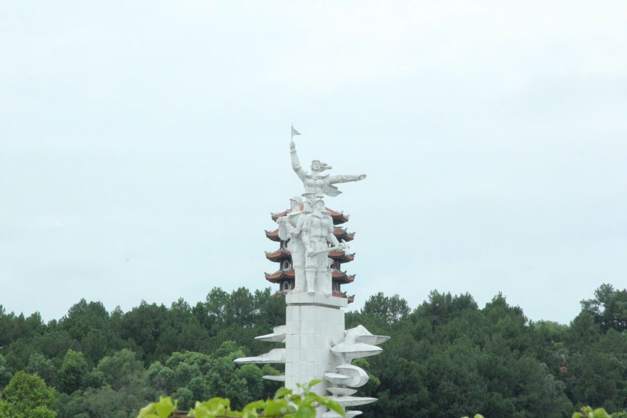 Tượng đài chiến thắng - biểu tượng sức mạnh, ý chí của lực lượng TNXP, bộ đội, công nhân giao thông, Công an, dân quân du kích tại Khu Di tích Ngã ba Đồng Lộc. z6802137606242-ee9e103e5112a9c3025abb23c155dfc2.jpg