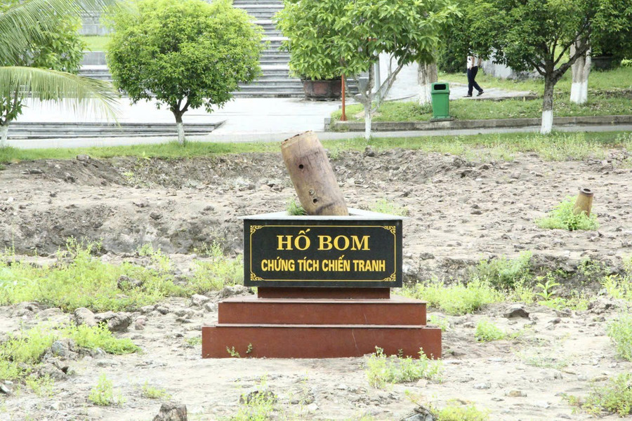 Theo tư liệu, từ tháng 4 đến tháng 10/1968, ngã ba Đồng Lộc phải gánh chịu gần 50.000 quả bom các loại. z6802139958851-137f9e2235b99949481237418d638942.jpg