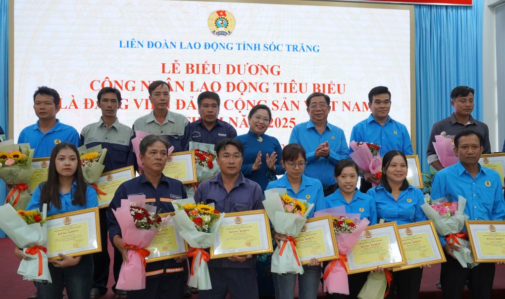 Các công nhân là đảng viên tiêu biểu được vinh danh, nhận bằng khen của LĐLĐ tỉnh Sóc Trăng (cũ) hồi cuối tháng 6.2025. Ảnh: Phương Anh