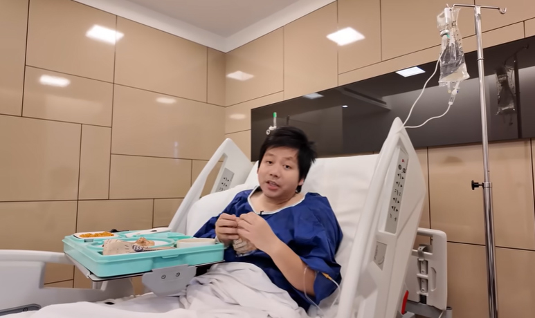Khoa Pug trong clip chia sẻ về việc kéo dài chân lần 2. Ảnh: Chụp từ video