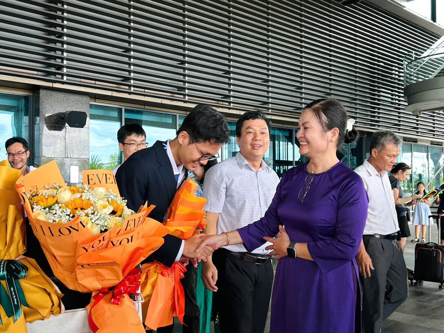 Cô Hoàng Nữ Hảo Tâm, Phó Hiệu trưởng nhà trường chúc mừng Trần Lê Thiện Nhân ở Sân bay quốc tế Phú Bài. z6844297673683-27eb87a5329b887b55d4a61b51955be8.jpg