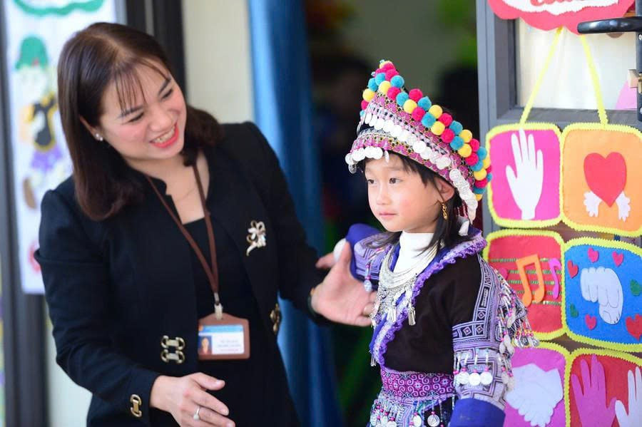 Bà Đỗ Thị Loan - Phó Hiệu trưởng Trường Mầm non Kim Nọi (Lục Yên, Lào Cai) cùng học trò. Ảnh: NVCC nhan-dien-thach-thuc-4.png