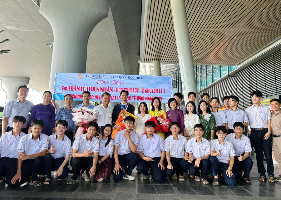 Niềm vui của TP Huế và Trường THPT chuyên Quốc Học - Huế với tấm Huy chương Bạc Olympic Vật lí quốc tế của Trần Lê Thiện Nhân. z6844297662721-13b38b68ebc2f3b56c7482f31df0fa6b.jpg