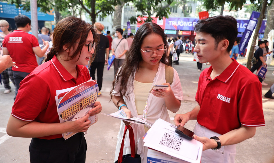 Thí sinh tham dự Ngày hội lựa chọn nguyện vọng xét tuyển. Ảnh: Nam Trần.