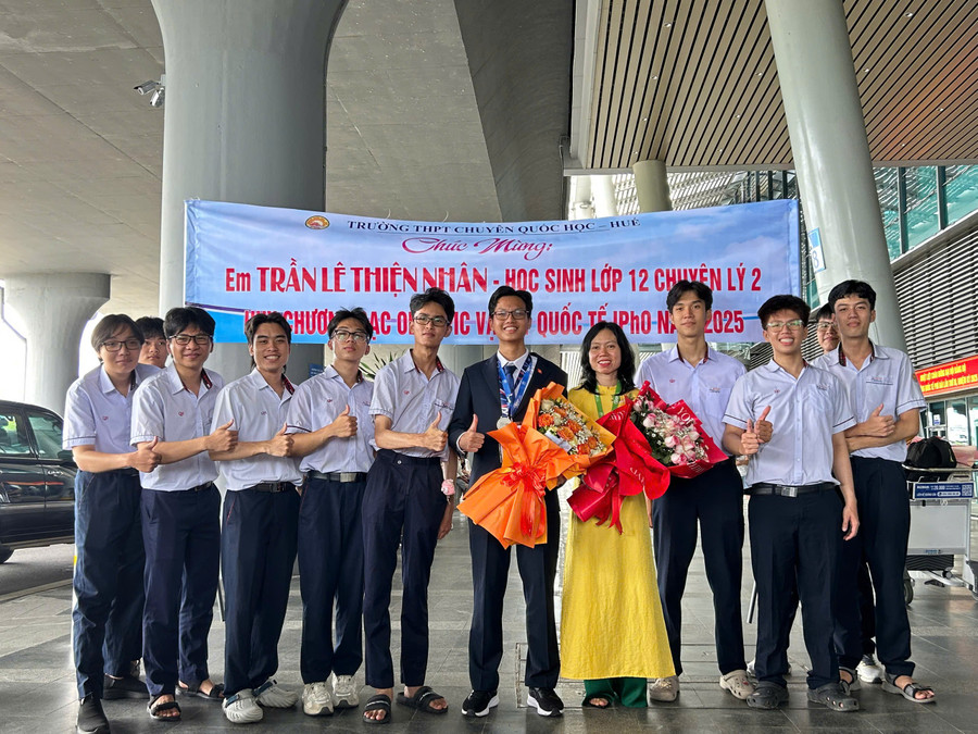 Thiện Nhân cùng các học sinh trong đội ôn thi tuyển quốc gia môn Vật lí Trường THPT chuyên Quốc Học - Huế. z6844297670307-db06987bc19a295bb00cbd703972859f.jpg