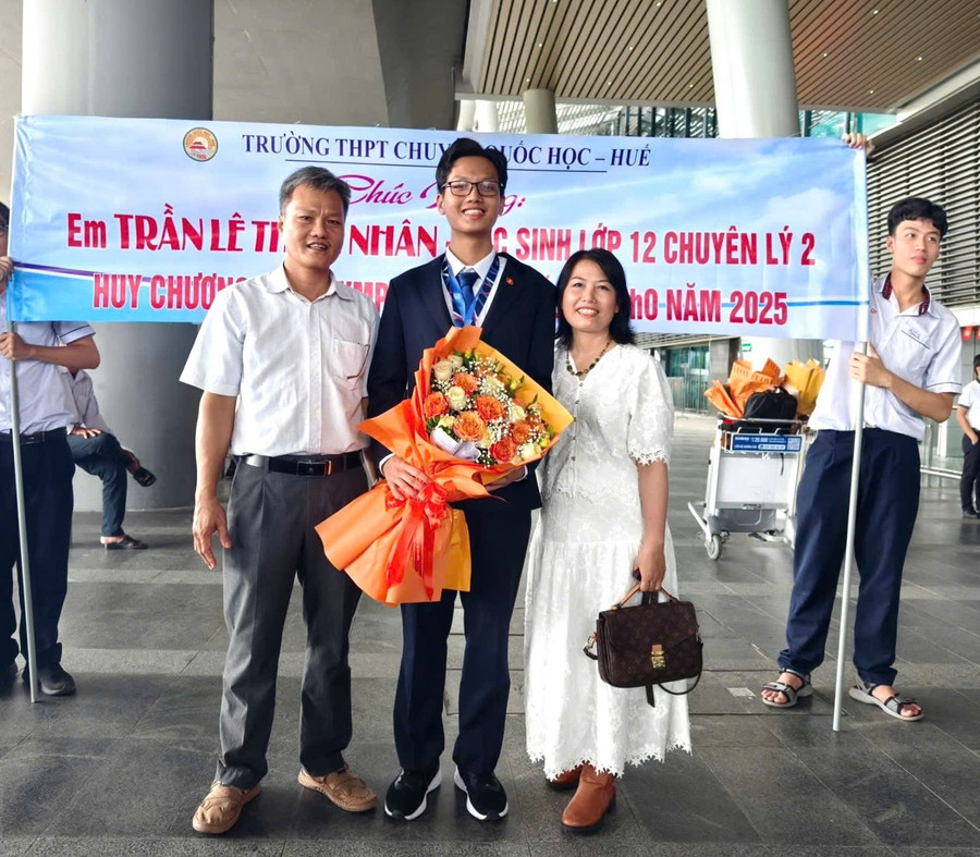 Thiện Nhân và bố mẹ. img-20250727-112603.jpg