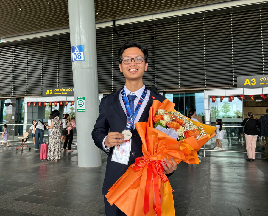 Trần Lê Thiện Nhân, lớp 12 chuyên Lí, Trường THPT chuyên Quốc Học - Huế và tấm Huy chương Bạc Olympic Vật lí Quốc tế năm 2025.
