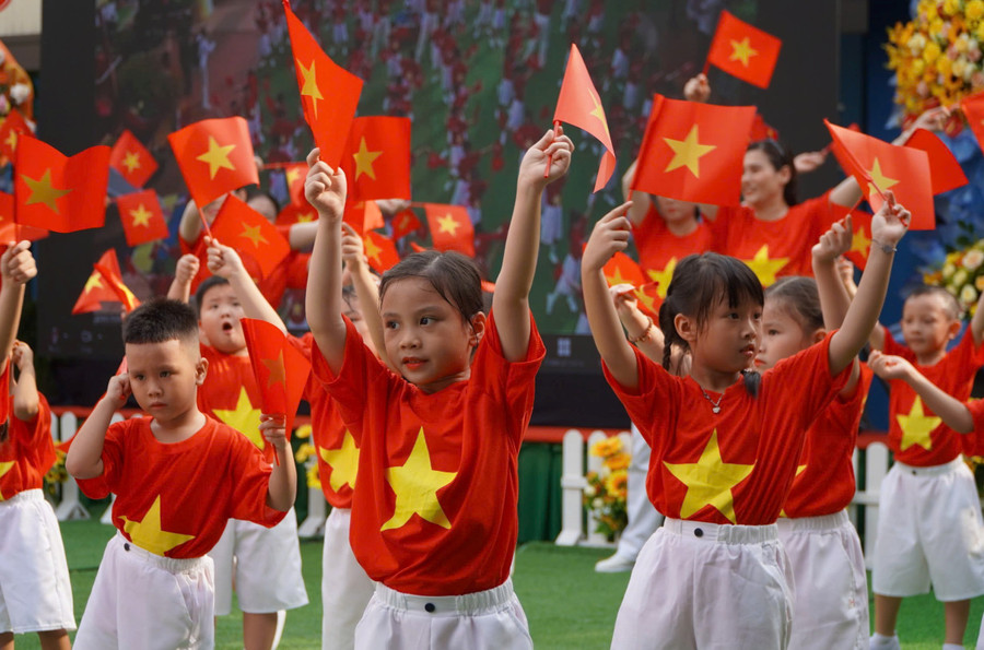 Tiết mục đồng diễn của trẻ Trường Mầm non Thành Phố, Xuân Hòa, TPHCM. Ảnh: MA