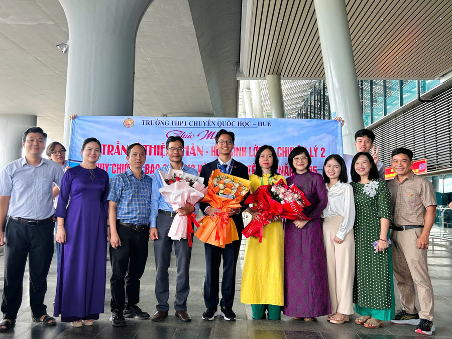 Các thầy cô Trường THPT chuyên Quốc Học - Huế chúc mừng Trần Lê Thiện Nhân. z6844297659711-f013d7451649e9a02a7ede1feb8cafcf.jpg