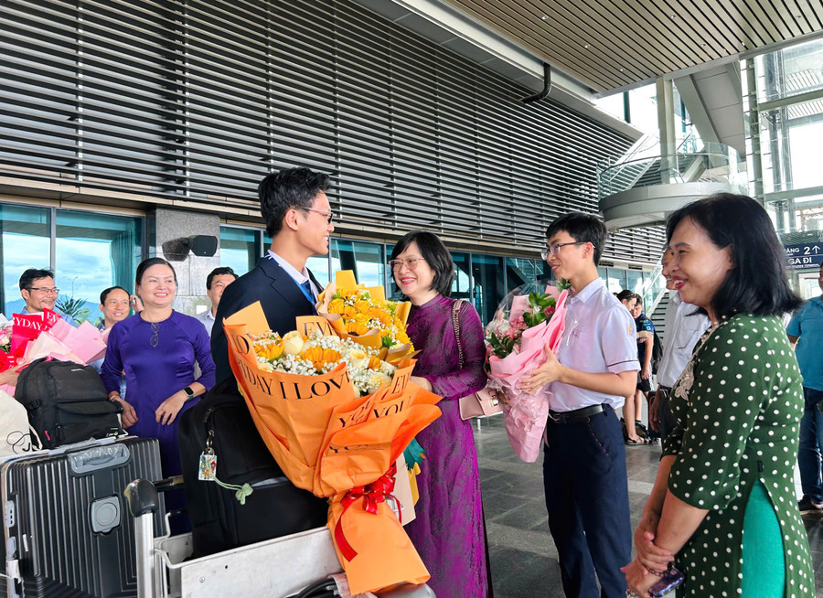 Cô Võ Thị Thu Ân, Phó Hiệu trưởng Trường THPT chuyên Quốc Học - Huế (ngoài cùng bên phải) chia vui cùng học trò. z6844297679865-0dac1ea7f0eeccc47b969678c2baeee2.jpg