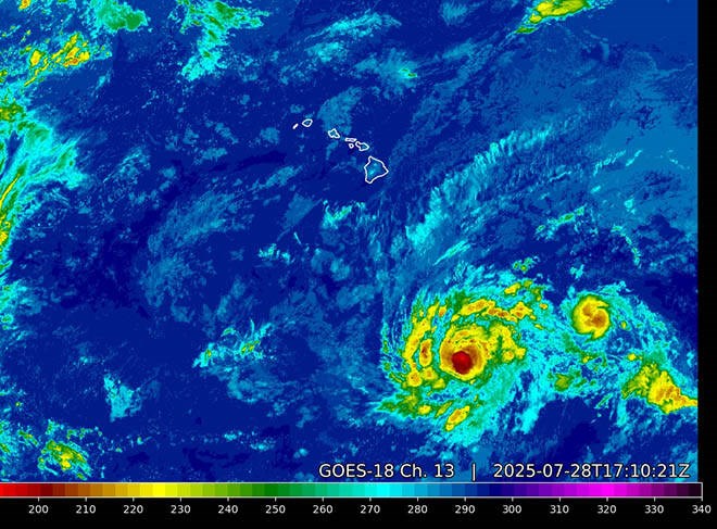 Bão Iona tiếp tục mạnh lên, dự báo đạt cực đại trong hôm nay