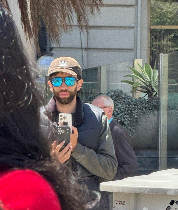 iPhone 17 Pro lộ ảnh đời thực, có ốp lưng che nhưng ai nhìn cũng nhận ra ngay- Ảnh 2. iPhone 17 Pro lộ ảnh đời thực, có ốp lưng che nhưng ai nhìn cũng nhận ra ngay- Ảnh 2.