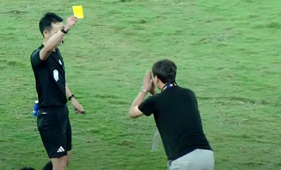 HLV Kim Sang-sik đứng vái lạy trọng tài Koji Takasaki cuối trận chung kết U23 Đông Nam Á 2025 tối 29/7. trongtai.jpg