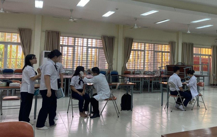 Học sinh Trường THPT Gia Định (TPHCM) được khám sức khỏe định kỳ.