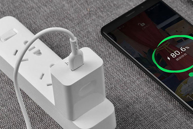 Thói quen nhỏ giúp bạn tiết kiệm tiền triệu khi sạc pin- Ảnh 1. Thói quen nhỏ giúp bạn tiết kiệm tiền triệu khi sạc pin- Ảnh 1.